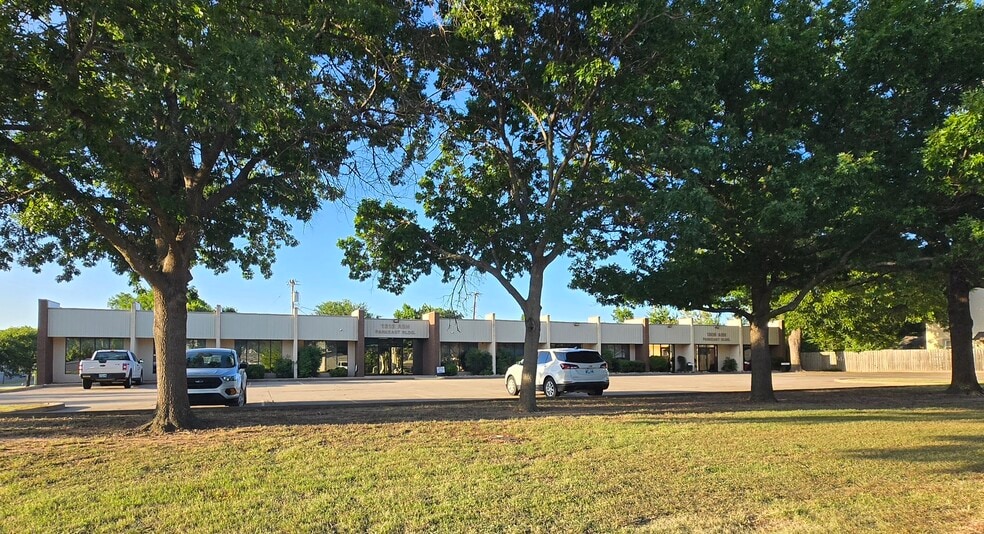 More Photos Of 1309-1313 W Ash Ave, Duncan Office For Sale