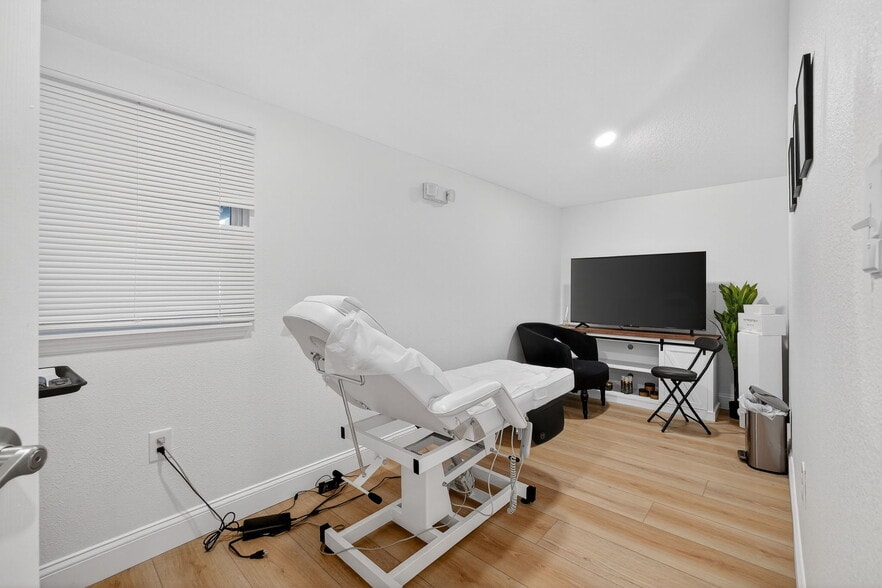 More Photos Of 411 Flagler Ave, New Smyrna Beach Freestanding For Sale