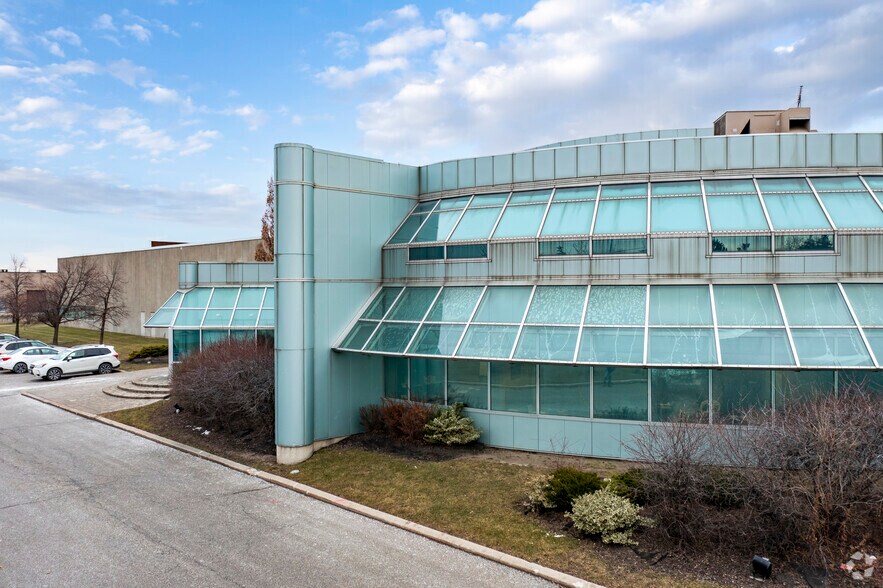 More Photos Of 11 Kenview Blvd, Brampton Warehouse For Lease