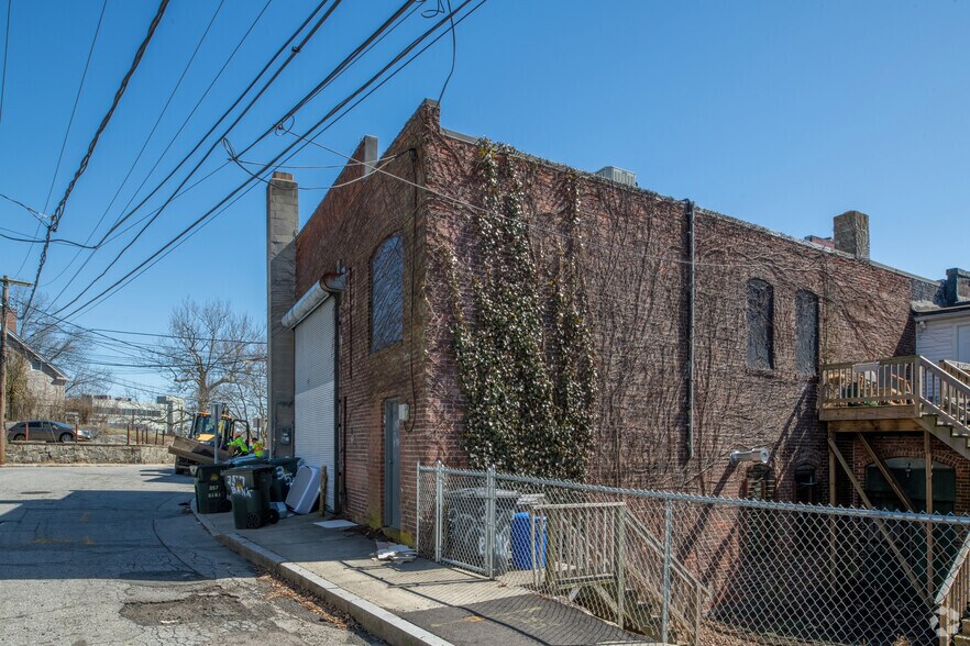 More Photos Of 369 Bank St, New London Storefront Retail Residential For Lease