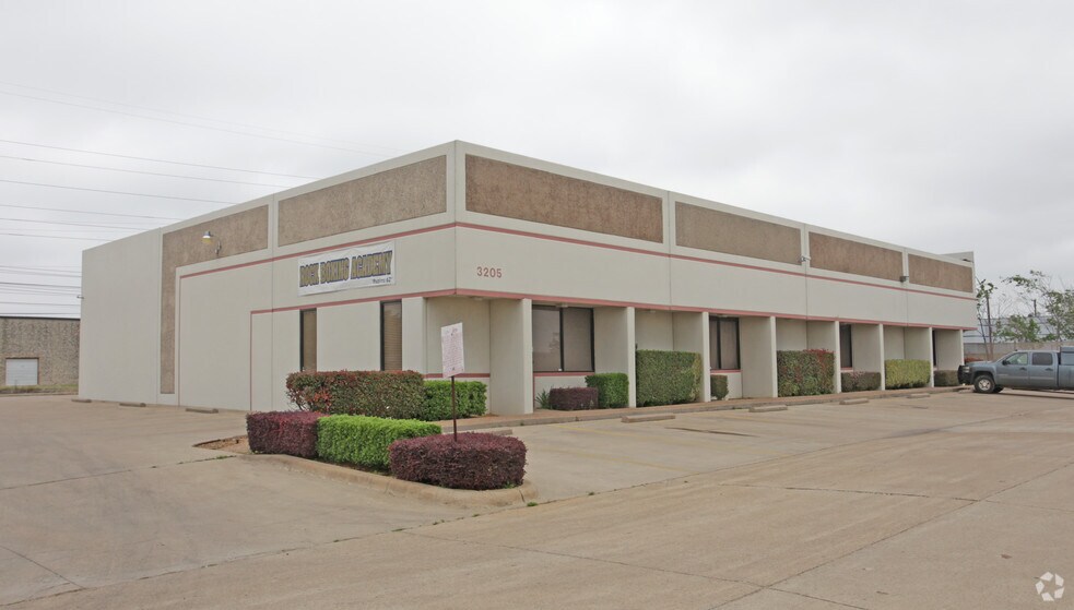 Primary Photo Of 3205 Bishop Dr, Arlington Flex For Lease
