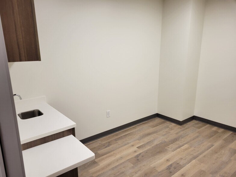 More Photos Of 2060 W Whispering Wind Dr, Phoenix Medical For Lease