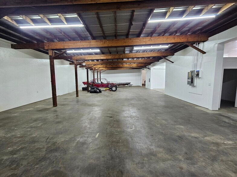 More Photos Of 7908 NE Highway 99, Vancouver Showroom For Lease