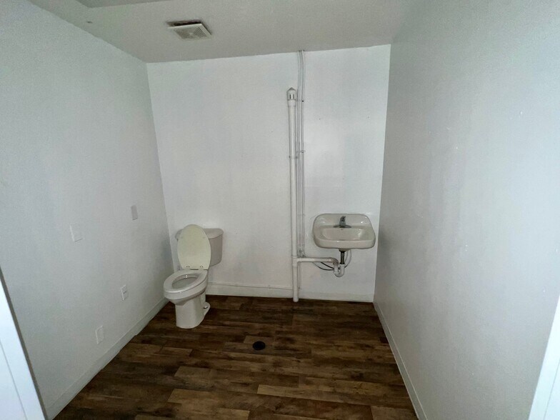 More Photos Of 3010-3012 N 14th St, Ponca City Storefront For Lease