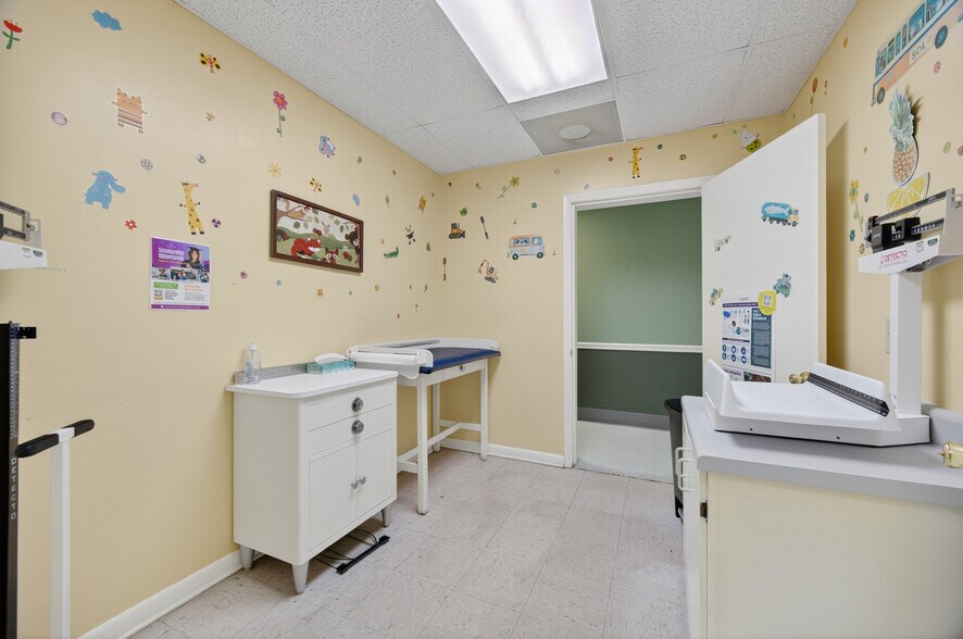 More Photos Of 207 Elk Ave S, Fayetteville Office For Sale