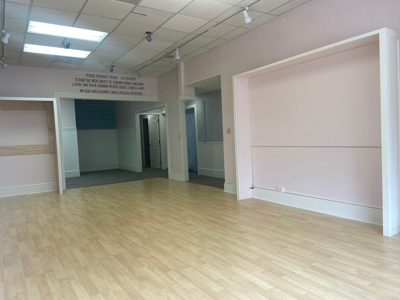 More Photos Of 101 Public Sq, Medina Storefront For Lease