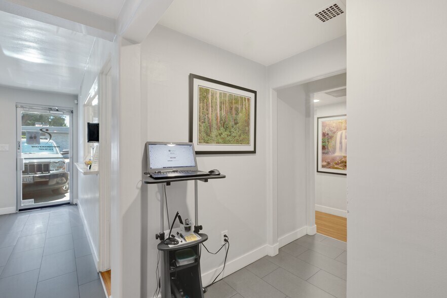 More Photos Of 10738 Riverside Dr, North Hollywood Medical For Lease