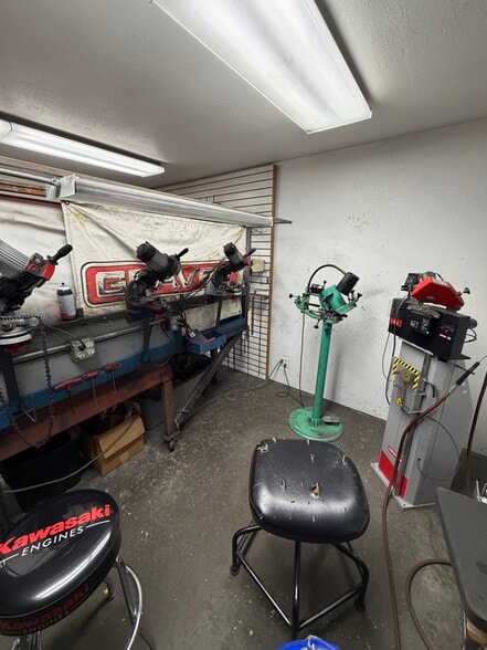 More Photos Of 7441 Old Highway 99 N, Roseburg Showroom For Sale