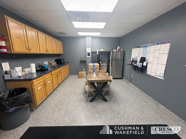 More Photos Of 7941-7951 Granger Rd, Valley View Service For Lease