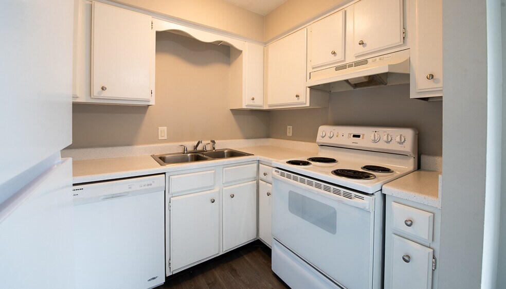 More Photos Of 126 Walton Ferry Rd, Hendersonville Apartments For Sale