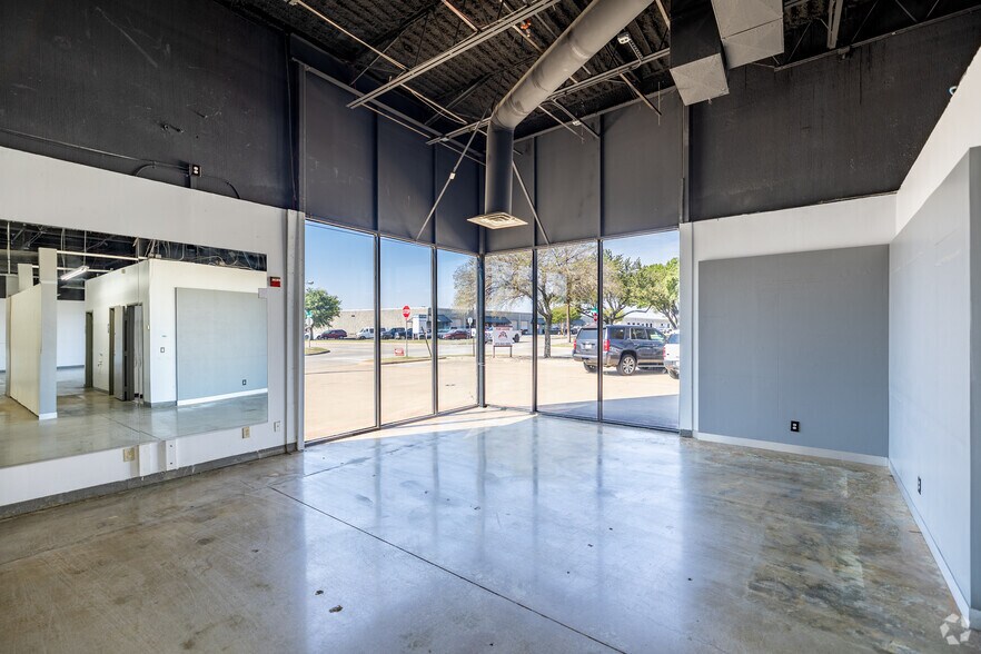 More Photos Of 1400 Summit Ave, Plano Showroom For Lease