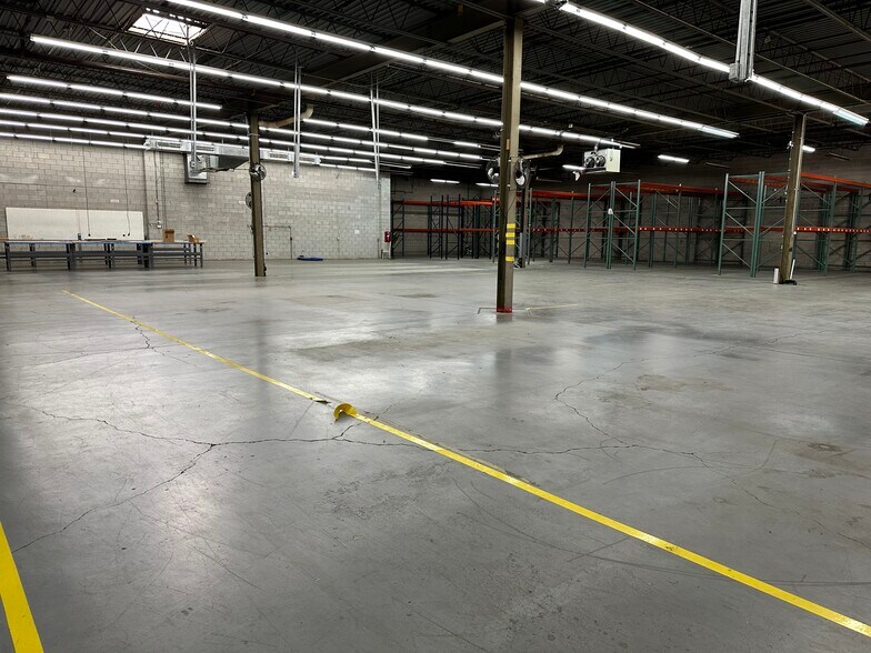 More Photos Of 333 W Hintz Rd, Wheeling Warehouse For Lease