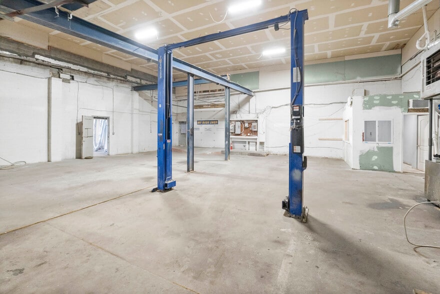 More Photos Of 1923 Old Eastern Ave, Essex Service For Lease