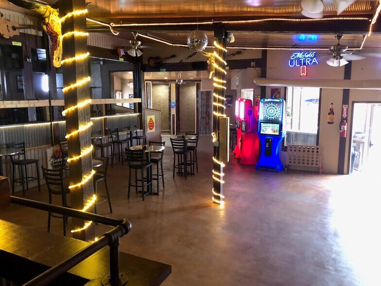 More Photos Of 2111 Airport Rd, Conroe Bar For Sale