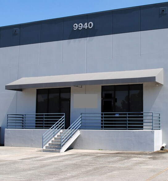 More Photos Of 9940 Currie Davis Dr, Tampa Unknown For Lease