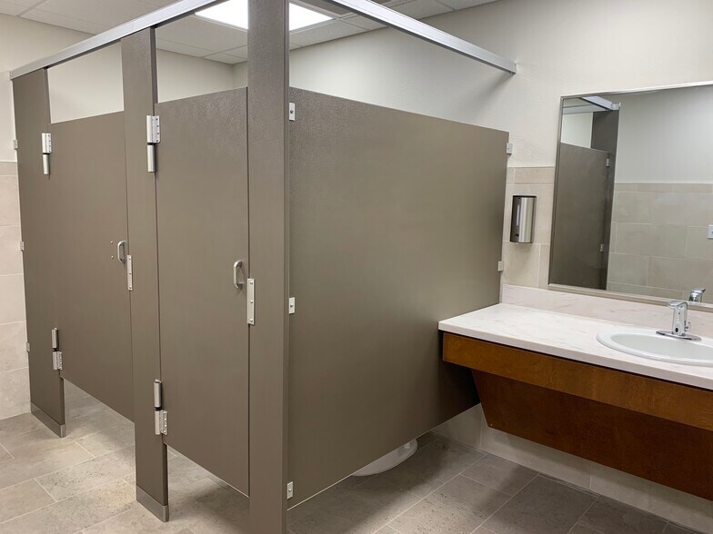 More Photos Of 422 E Avenue B, Robstown Medical For Lease