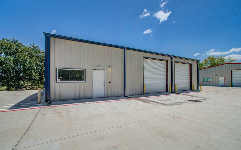 More Photos Of 7514 Bailey Rd, Pearland Warehouse For Lease