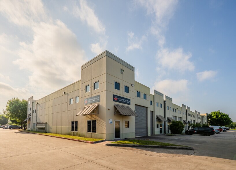 Primary Photo Of 5750 N Sam Houston Pky E, Houston Warehouse For Lease