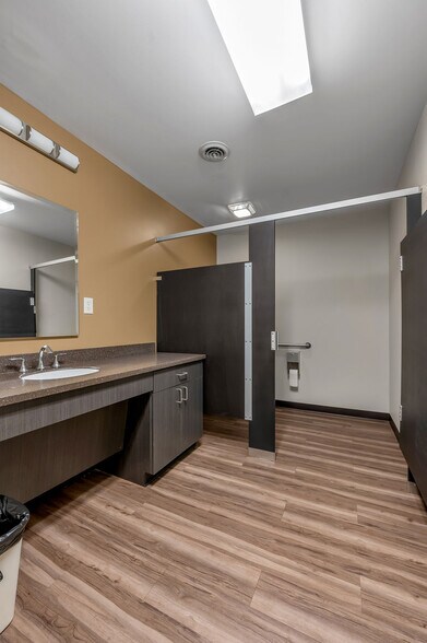 More Photos Of 250 Crossfield Dr, Versailles Light Manufacturing For Lease