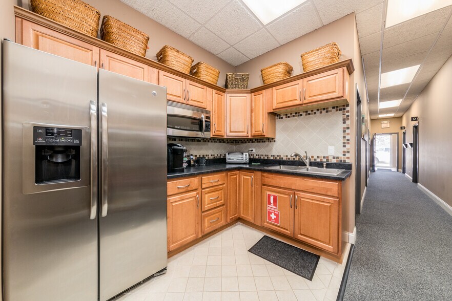 More Photos Of 828-828 Busse Hwy, Park Ridge Office For Sale