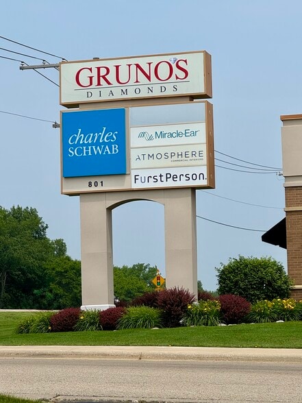 More Photos Of 801 N Perryville Rd, Rockford Freestanding For Lease