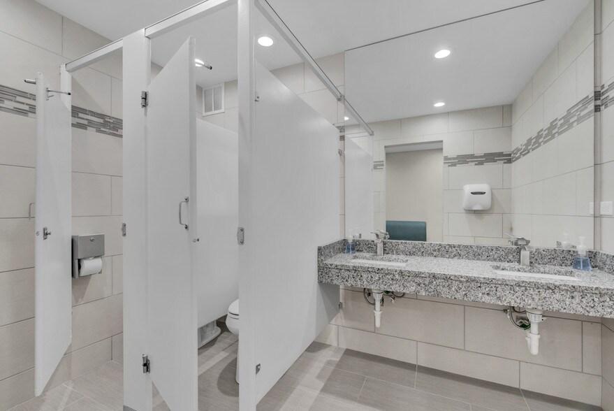 More Photos Of 999 N Main St, Glen Ellyn Office For Lease