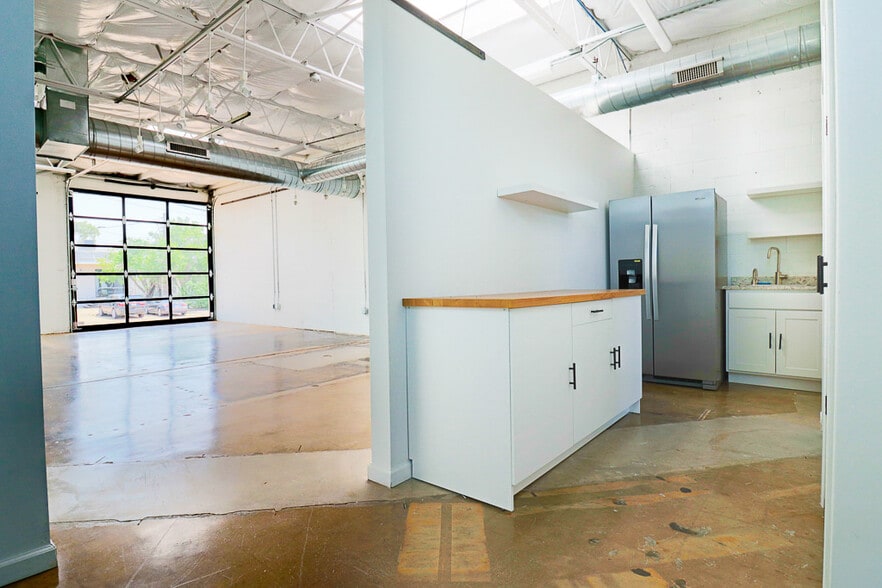 More Photos Of 2285 & 2289 Vantage St, Dallas Light Manufacturing For Lease