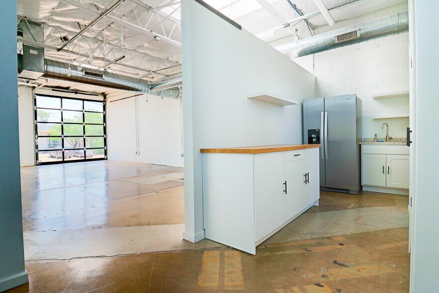 More Photos Of 2285 & 2289 Vantage St, Dallas Light Manufacturing For Lease