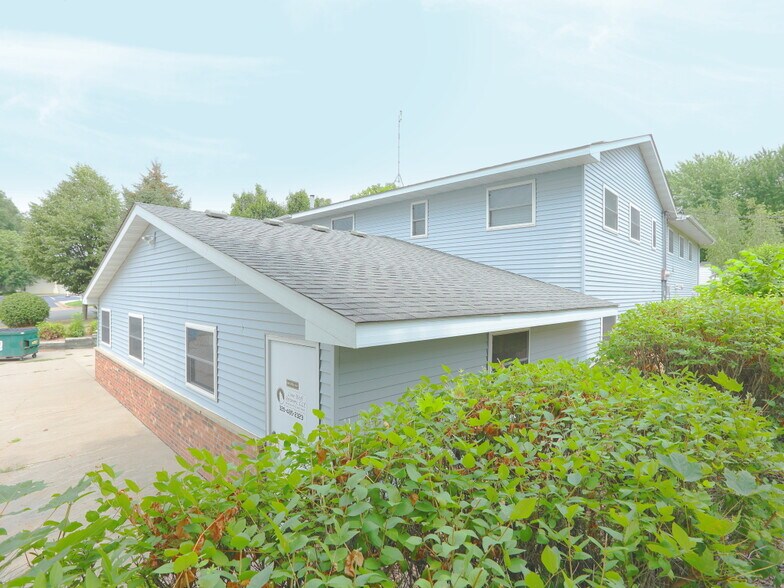 More Photos Of 123 Fairlawn Ave W, Winsted Office For Sale