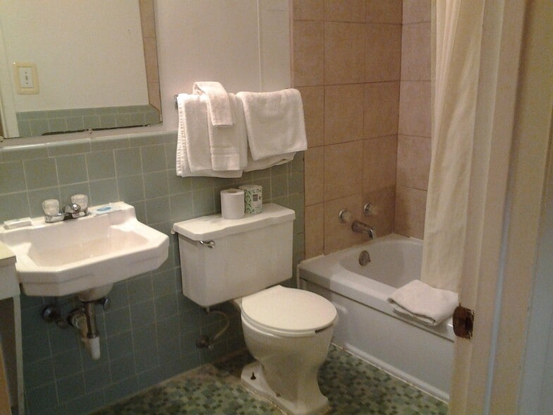 More Photos Of 1520 Main St, Junction Hotel For Sale