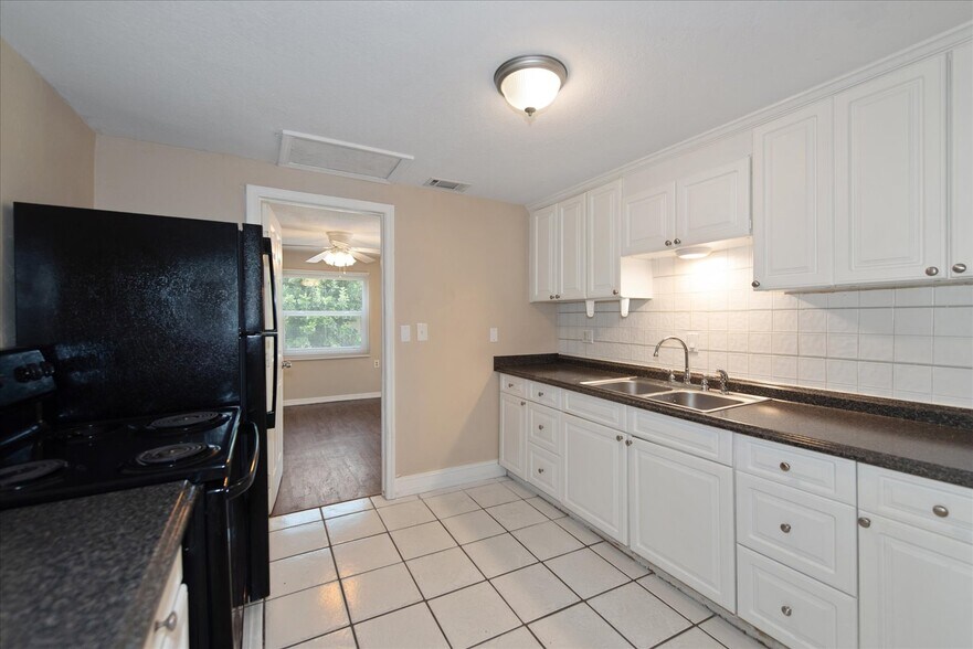 More Photos Of 1905 Oakley Ave, Fort Myers Apartments For Sale