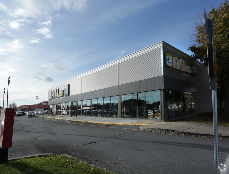 More Photos Of 31 9th St E, Cornwall Storefront For Lease