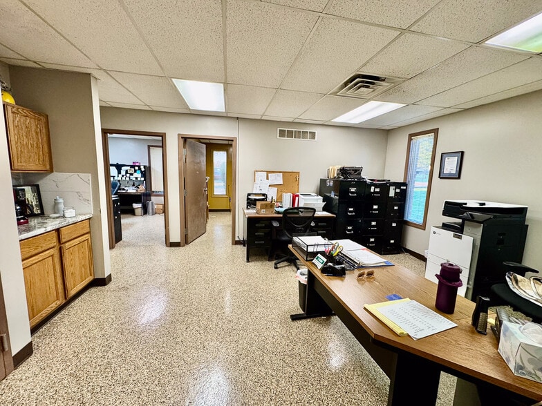 More Photos Of 3822 Victory Ave, Louisville Warehouse For Lease