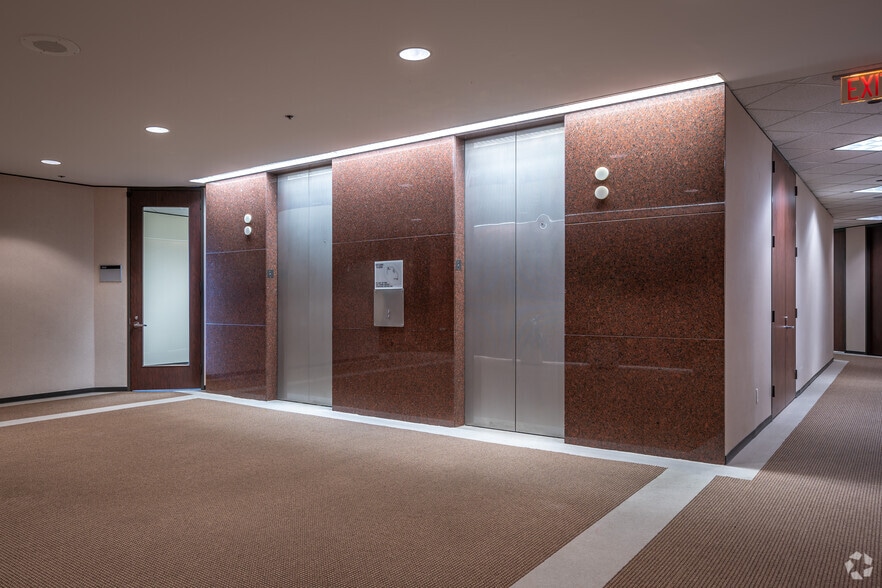 More Photos Of 12621 Featherwood Dr, Houston Office For Lease