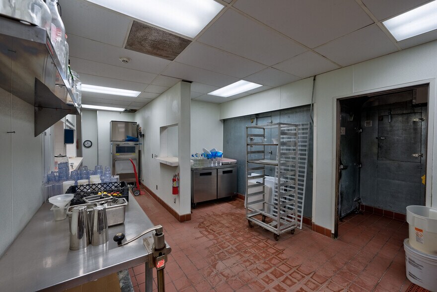 More Photos Of 369 N Palm Canyon Dr, Palm Springs Restaurant For Lease