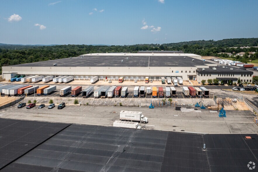 More Photos Of 125 Green Tree Rd, Oaks Distribution For Lease