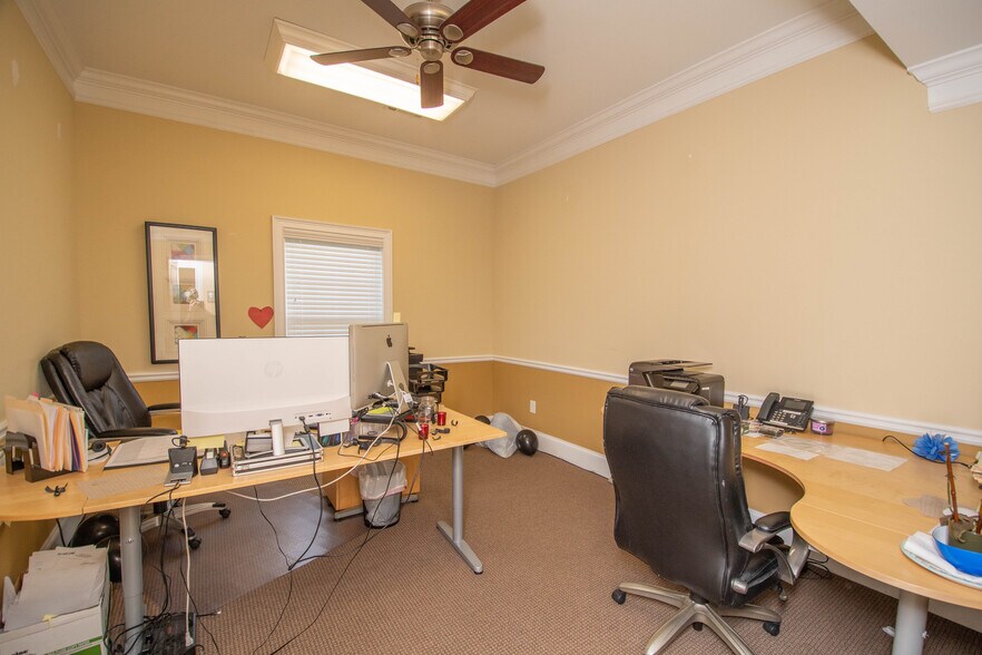 More Photos Of 1011 Woodridge Ln, Watkinsville Office For Lease