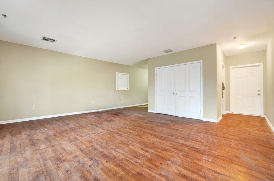 More Photos Of 140 Summer St, Holliston Veterinarian Kennel For Sale