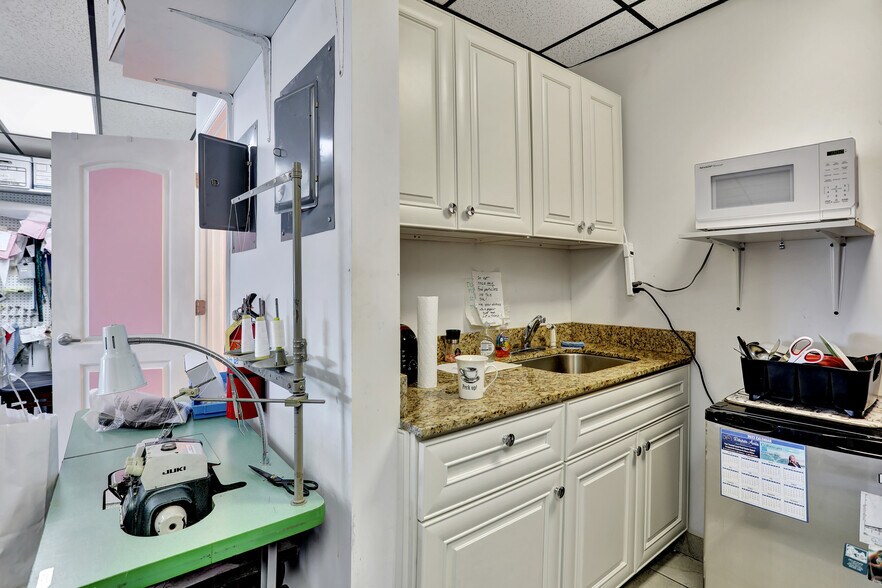 More Photos Of 311 E Prospect Rd, Oakland Park General Retail For Sale