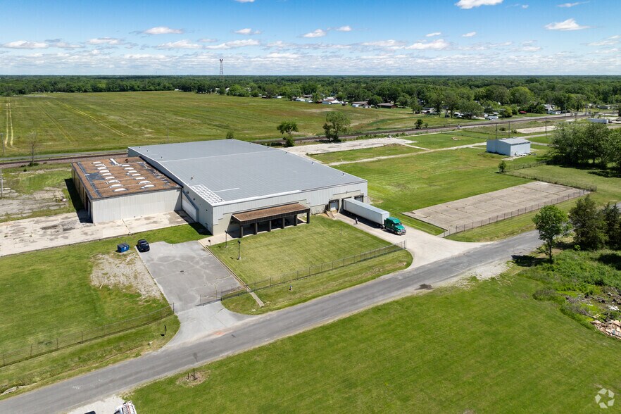 More Photos Of 823 Aaron Pky, Centralia Manufacturing For Sale