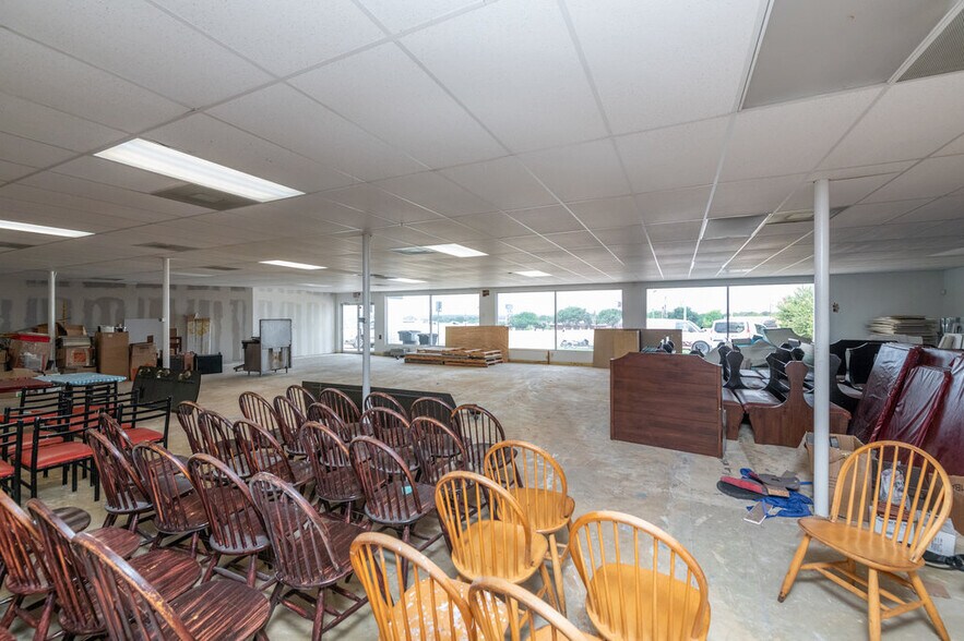 More Photos Of 1600 N Interstate 35 E, Lancaster Storefront Retail Office For Lease