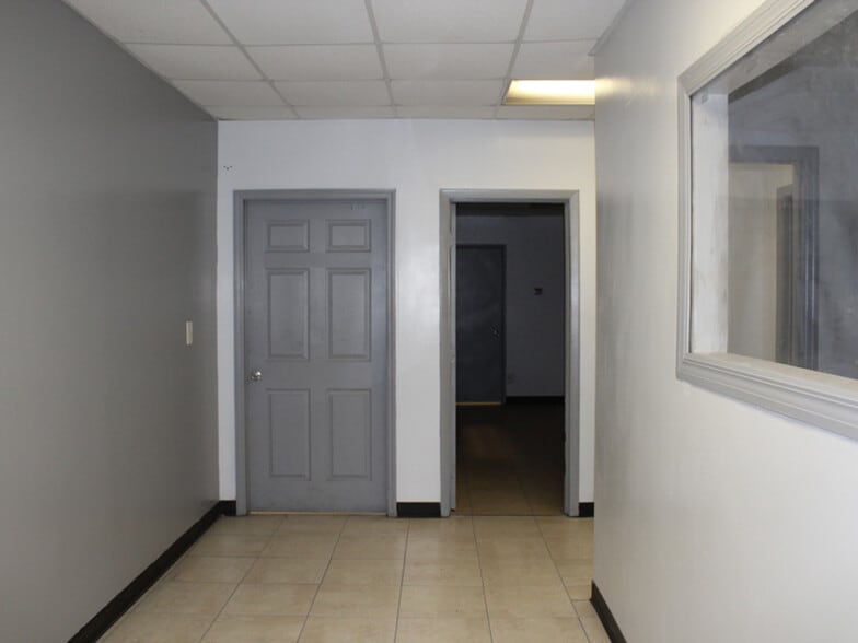 More Photos Of 13215 N Nebraska Ave, Tampa Warehouse For Lease