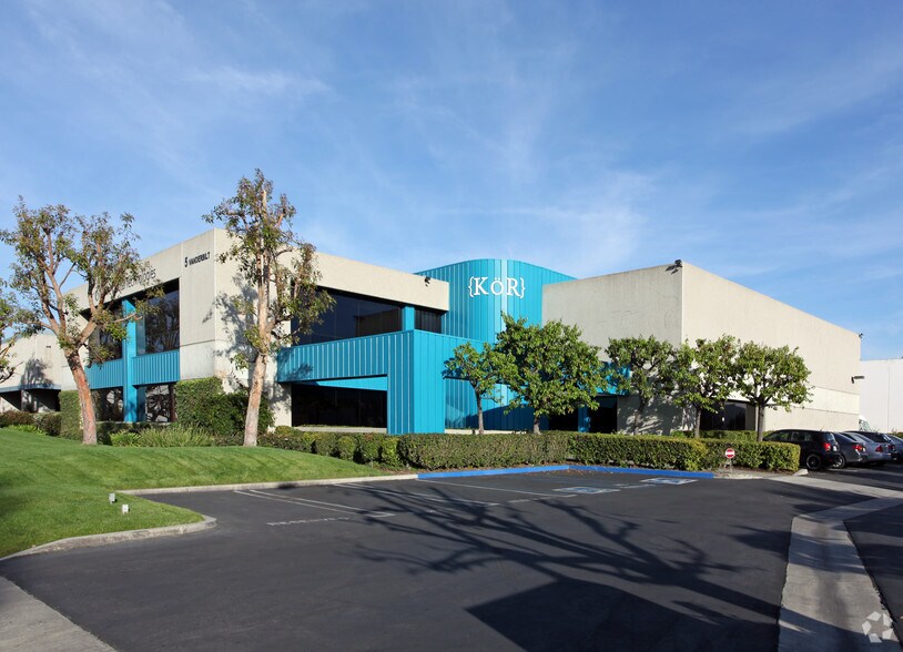 More Photos Of 5 Vanderbilt, Irvine Light Manufacturing For Sale