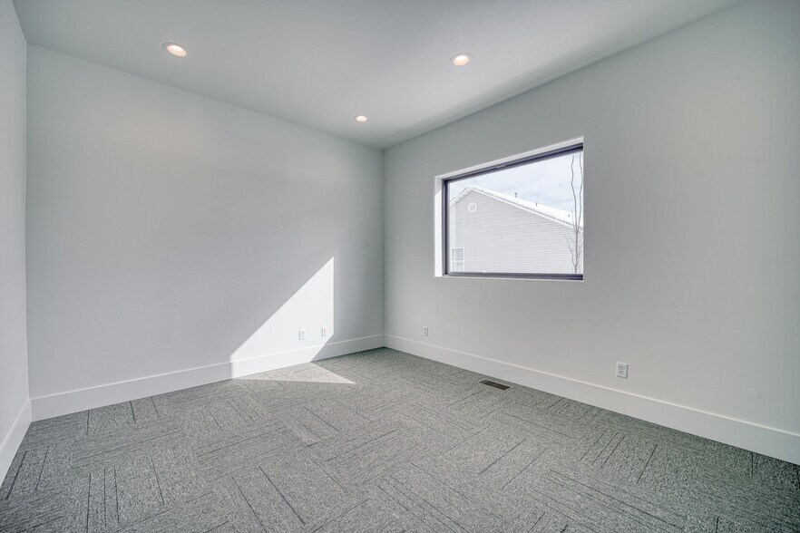 More Photos Of 1070 Curlew Dr, Ammon Medical For Lease