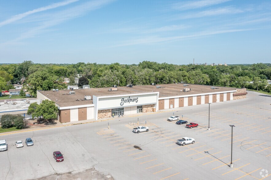 2590 Hubbell Ave, Des Moines, IA 50317 Retail For Lease