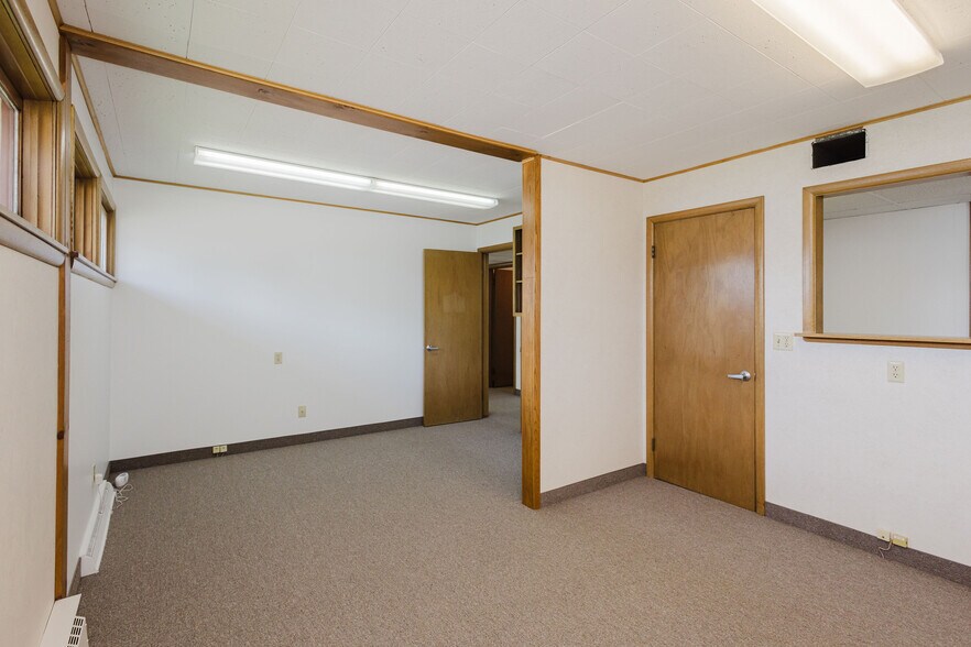 More Photos Of 506 Main St, Hollandale Office For Sale