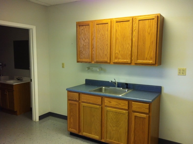 More Photos Of 226 Peterson Dr, Elizabethtown Warehouse For Lease