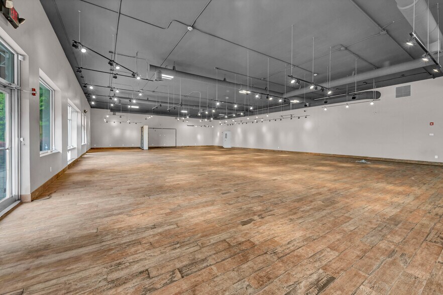More Photos Of 20 Federal Rd, Brookfield Storefront For Lease