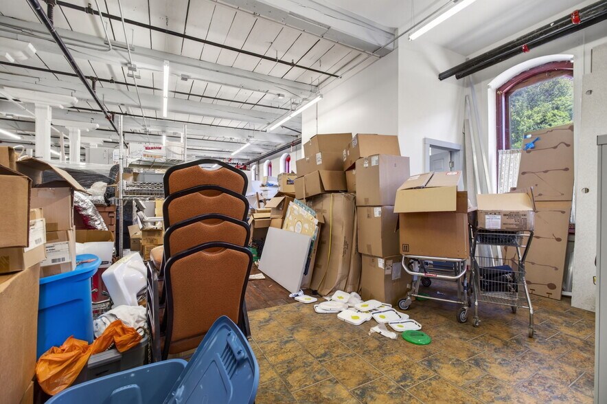 More Photos Of 420 Park St, Housatonic Flex For Sale