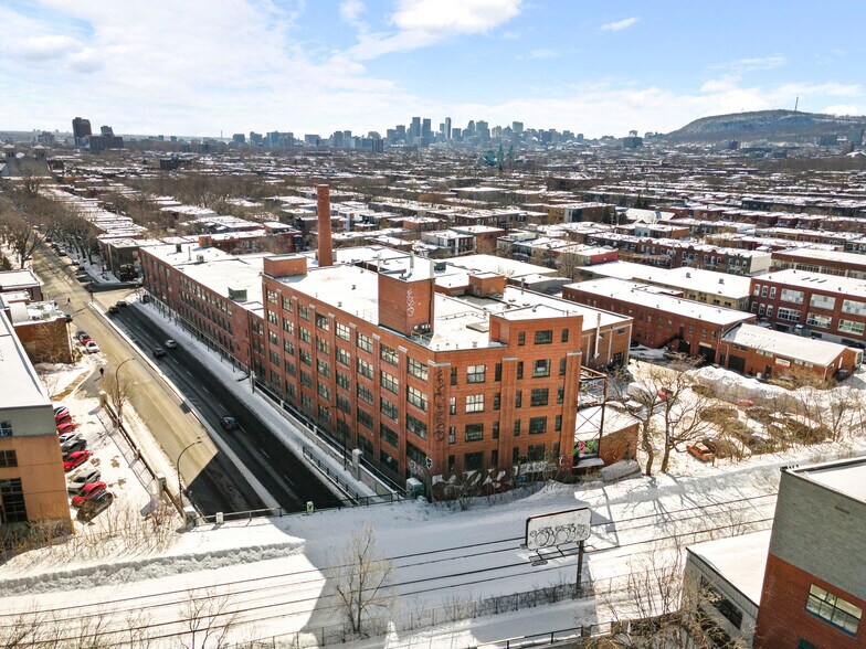 Primary Photo Of 5425 Rue De Bordeaux, Montréal Office For Sale